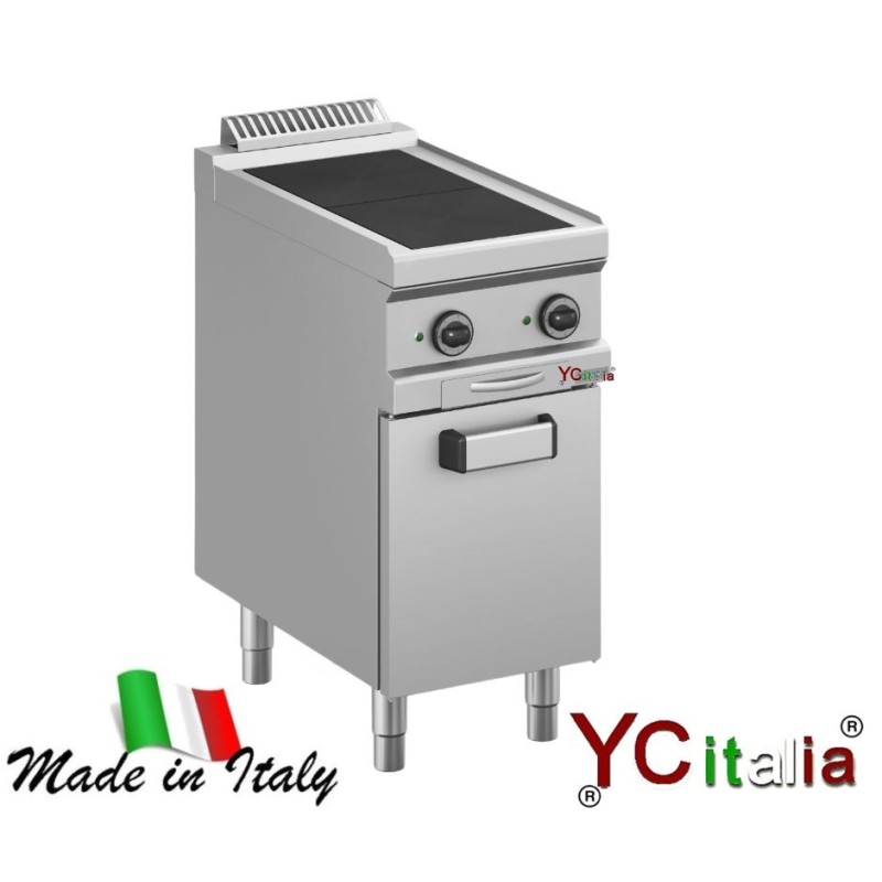 Cucina con due piastre quadrate ribassate e sportello